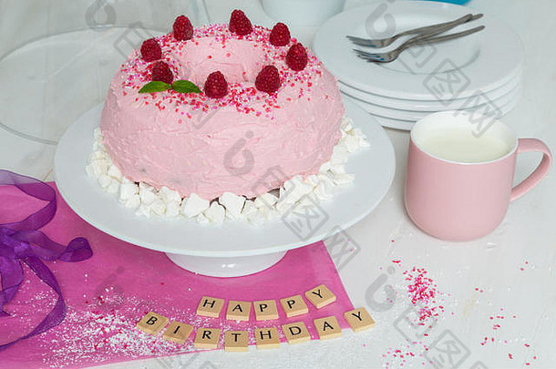 快乐生日古格尔胡普夫蛋糕粉红色的奶油乳酪树莓