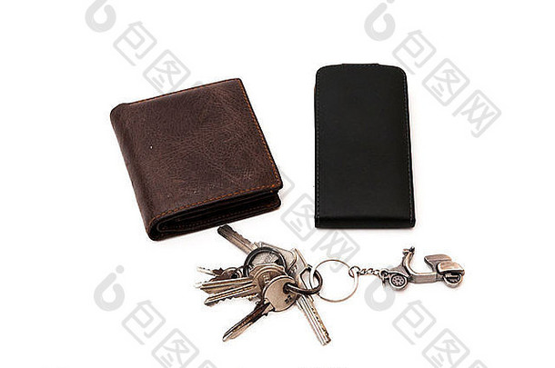 白色背景上的钥匙、钱包和<strong>手机壳</strong>