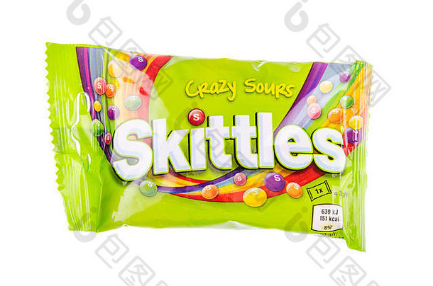 Skittles在白色背景上分离的水果味糖果。