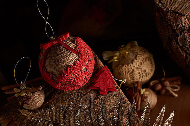 手工圣诞装饰品：温暖的木制背景上的复古<strong>新年</strong>树玩具。圣诞和<strong>新年</strong>概念。