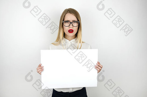 年轻漂亮的女商人戴着眼镜，手里拿着一张空白的纸，为文本留出了一个白色的背景空间