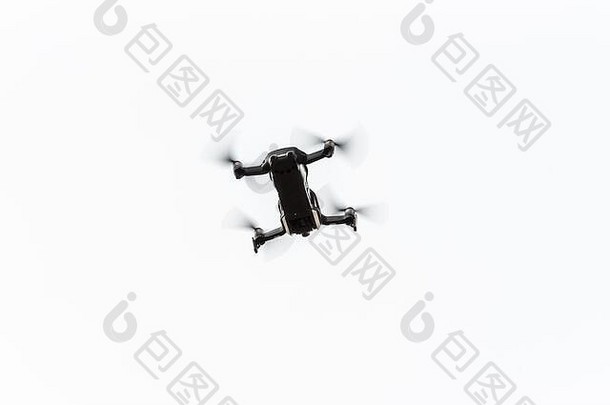 用数码相机飞行的无人机直升机。配备高分辨率数码相机的无人机。飞行相机拍摄照片和视频。专业的无人机