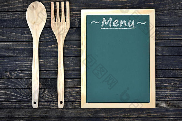 木桌上的叉子和勺子