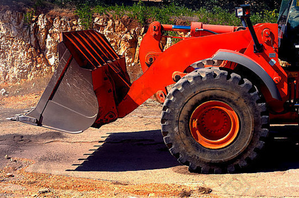 一个红色轮式装载机的铲斗前部