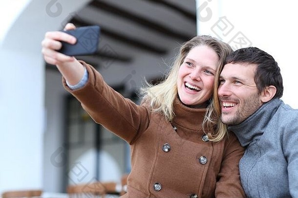 冬天，一对幸福的成年人在街上用手机自拍