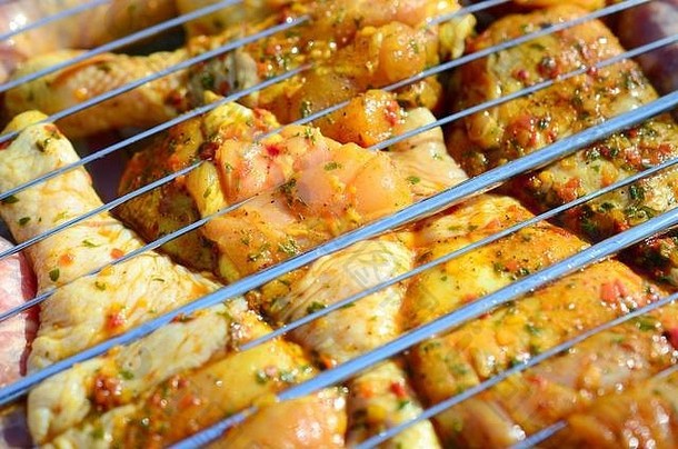 花园烤架上美味的鸡腿。将腌好的鸡腿放在热烤架上。户外周末聚会或野餐的好零食