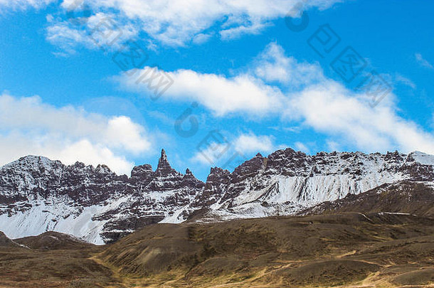 萨哈兰普尔，冰岛-积雪覆盖的山脉