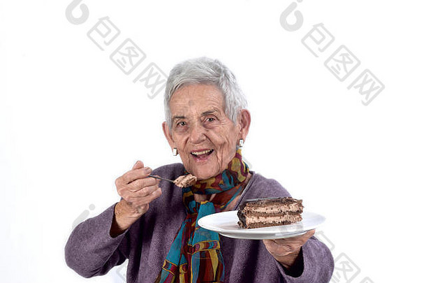 老妇人在吃一块蛋糕