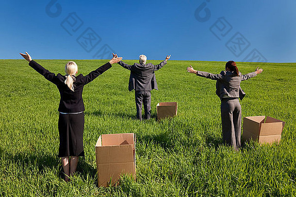 概念照片显示，三<strong>名企</strong>业高管，一男两女，站在绿色场地的箱子外，举起手臂