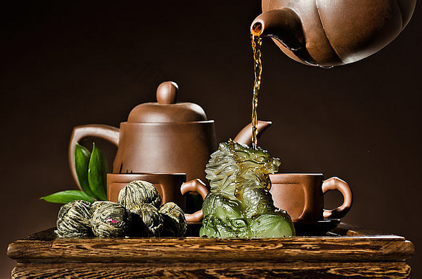 垂直照片粘土茶壶茶流杯棕色（的）背景茶仪式