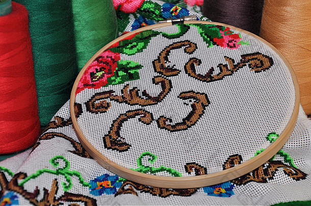 乌克兰传统刺绣毛巾的细节在木制刺绣环上，十字绣