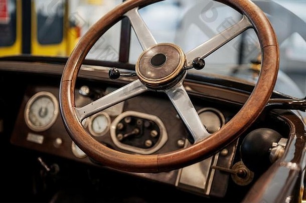 一辆老式复古汽车棕色方向盘的聚焦照片