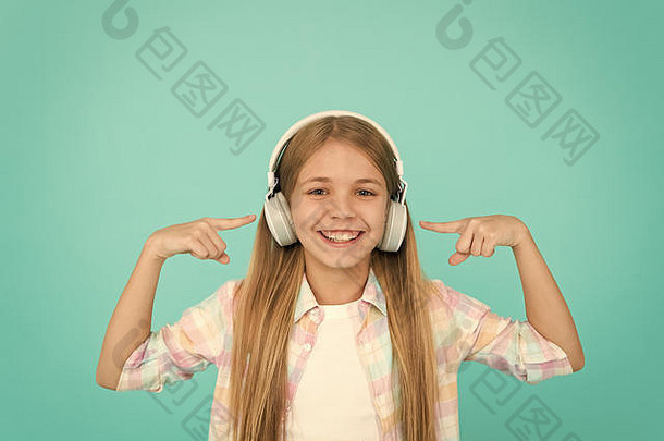 学习歌词。清晰的声音。女孩用现代耳机听音乐。小女孩戴着耳机听音乐。音乐帐户播放列表。定制您的音乐。听这首曲子跳舞。