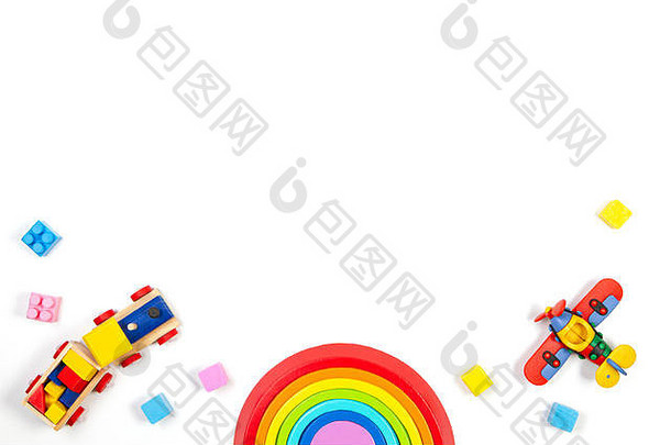 婴儿玩具背景为木制火车、彩虹、飞机和彩色积木。俯视图，平面布置