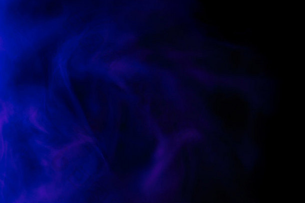 抽象的黑色背景上的蓝色水烟。使用凝胶过滤器拍摄。不健康的概念。