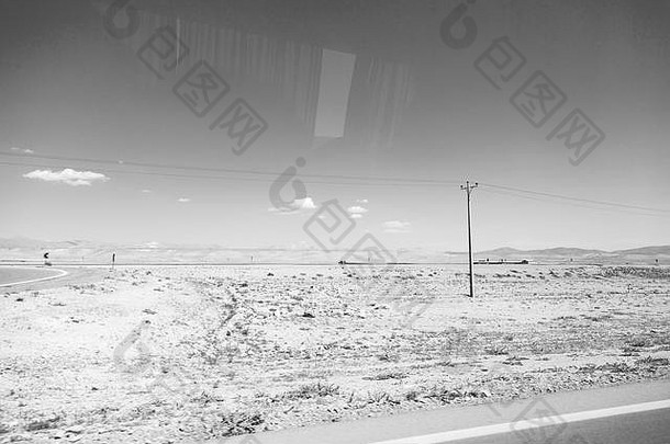 在伊朗，从车窗上模糊山脉和风景