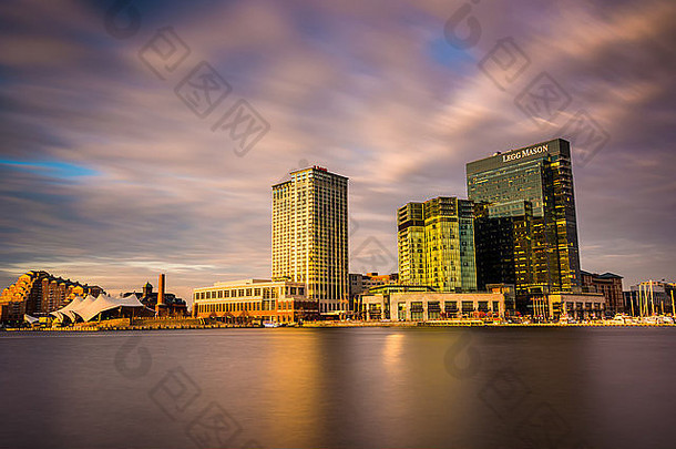 从马里兰州巴尔的摩的看，<strong>东港</strong>的摩天大楼长时间曝光。
