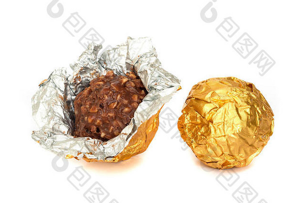 用<strong>金箔纸</strong>包着杏仁的巧克力球。