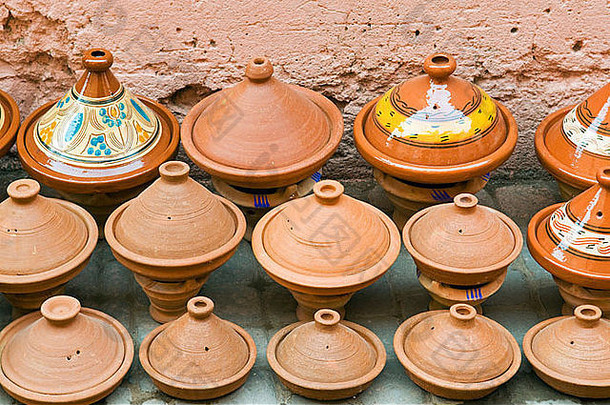 出售的陶器盘（tajiniere），麦地那露天市场，马拉喀什（马拉喀什），摩洛哥，北非，非洲
