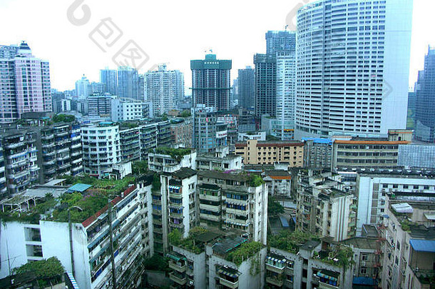重庆人口超过3000万，是中国最大的城市。