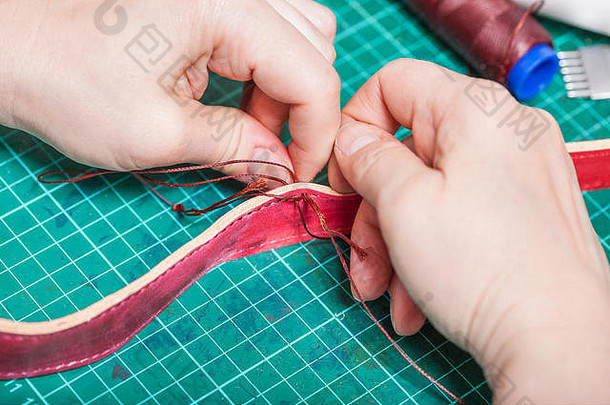 皮革-工匠制作新皮带