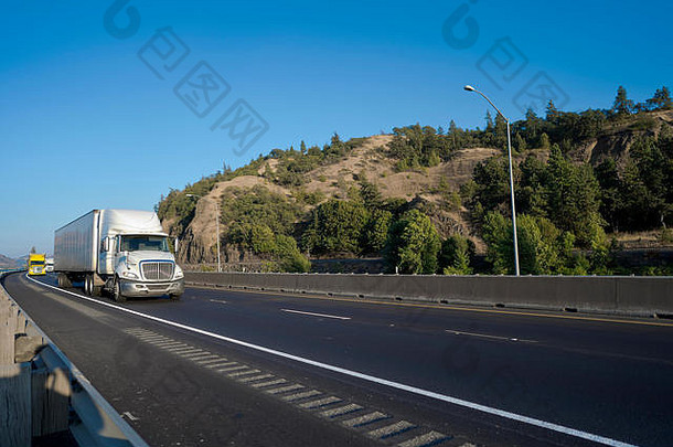 大钻井平台白色长拉半卡车干的半预告片运输商业货物转华丽的绕组路哥伦比亚河戈尔格