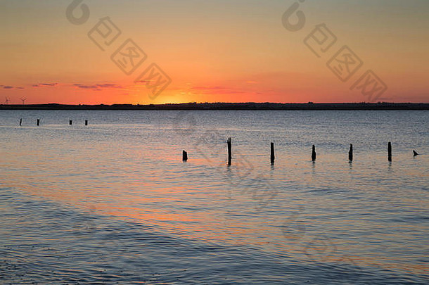 充满活力的橙色日落冬至seasalter海滩天色昏暗沼泽地河口北肯特海岸