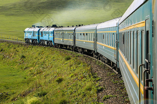 阳光明媚的夏日，穿越蒙古国乡村的跨西伯利亚铁路（蒙古，亚洲）