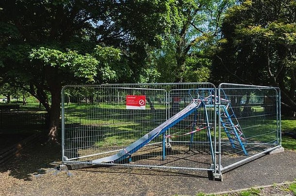 当地公共公园受到封锁限制。防止2019冠状病毒疾病传播。2020年春天。伦敦，英国。
