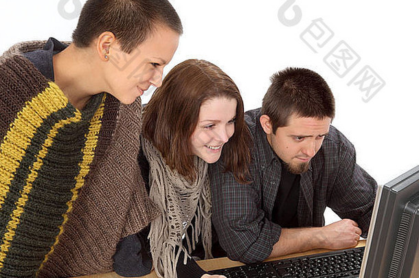 三个面带微笑的白人年轻人在看电脑