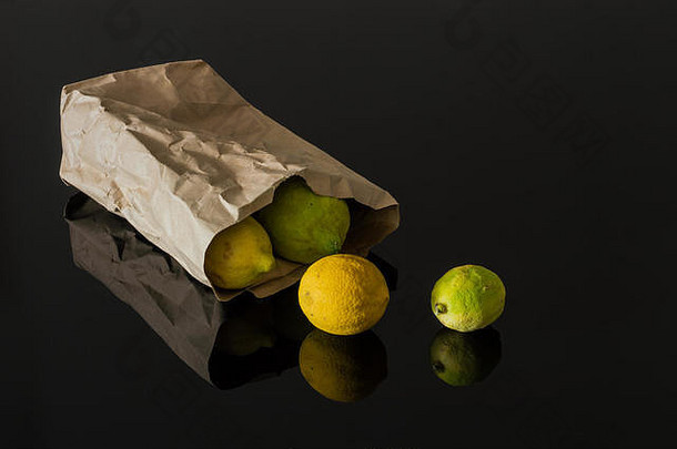 纸袋里的新鲜有机柠檬