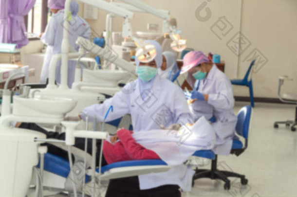 模糊模糊牙科学生实践治疗病人牙科医院病人的牙护理设备使用