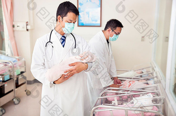 妇科医生抱着一个假新生儿住院