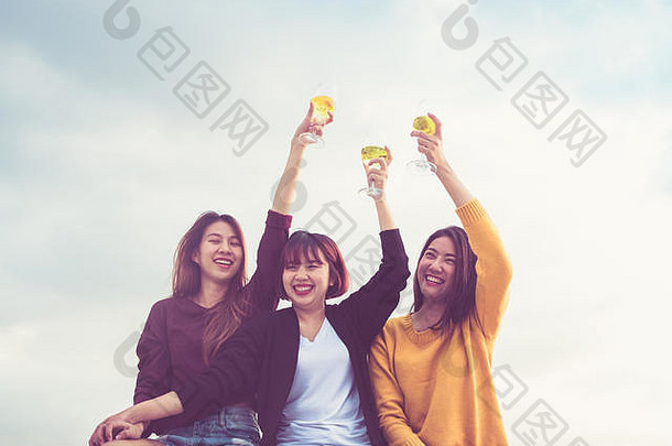快乐集团亚洲女孩朋友享受笑快乐的闪闪发光的酒玻璃屋顶聚会，派对假期庆祝活动节日teeage生活方式释放