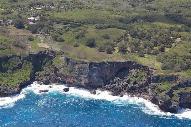 塞班岛东部海岸线铺满了<strong>深邃的</strong>悬崖和危险但惊险<strong>的</strong>风景。