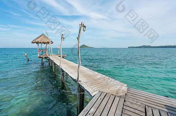 泰国普吉岛带船的木制码头。暑期、旅游、度假、度假概念。