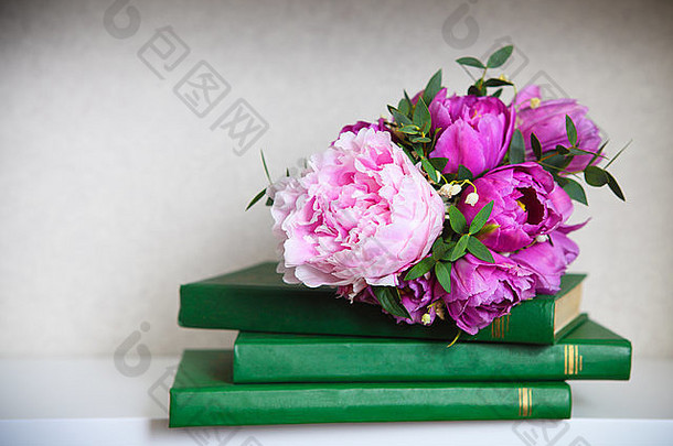 婚礼花束粉红色的牡丹郁金香莉莉谷绿色书