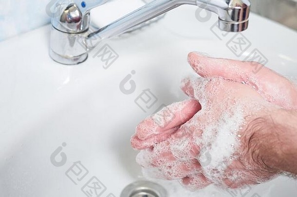 卫生概念。用肥皂洗手，在水龙头下面用水。冠状病毒防护