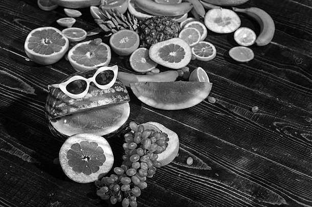 夏天概念热带水果橙色西瓜太阳镜乡村木表格背景