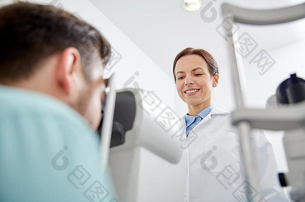 眼压计配镜师和眼科诊所患者