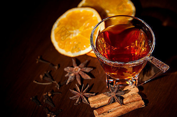 冬天和圣诞节的热茶，带有美味的橙子和香料