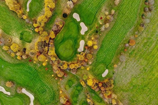 高尔夫球场的鸟瞰图。比利时南部瓦隆·布拉班特的秋天，五颜六色的树木和绿色的球场。