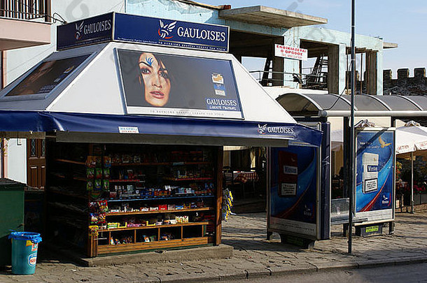 希腊塞萨洛尼基的一个售货亭和一个巴士站，上面有<strong>烟草广告</strong>。