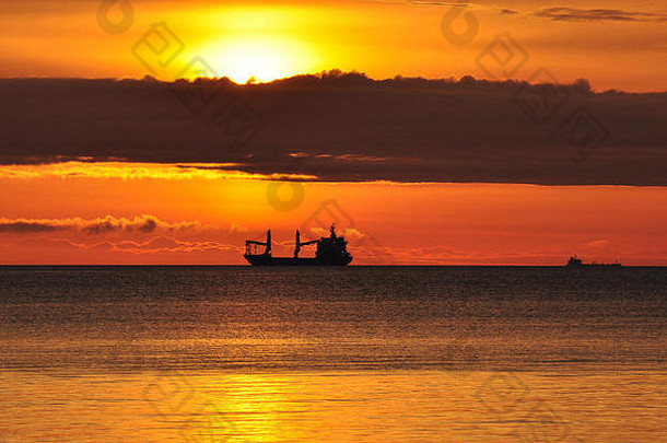 明亮的金日出波罗的海海波兰船地平线
