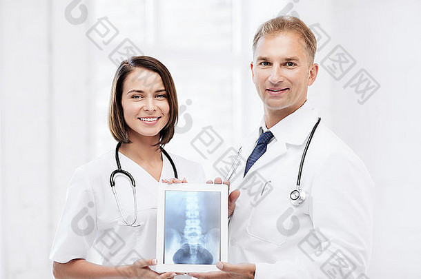 两名医生在平板电脑上展示x光片