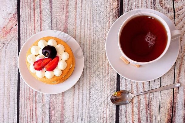 海绵蜂蜜蛋糕奶油樱桃草莓站木表格杯子茶平躺