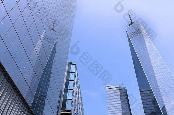 从下面拍摄的蓝色玻璃外墙的高大摩天大楼