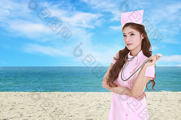 女护士，带听诊器，有海滩背景