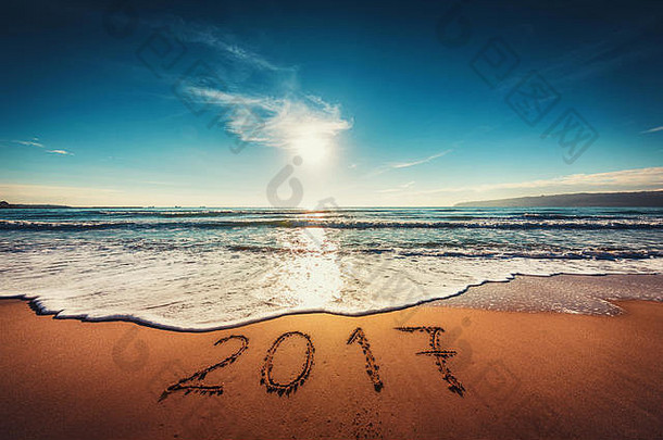 <strong>2017</strong>新年快乐概念，海滩上的文字