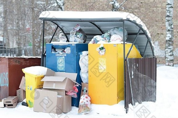 2019年12月28日，俄罗斯Syktyvkar，城市景观背景下用于单独收集垃圾的容器。废物分类收集、环境污染和过度消费的概念。用于web端打印的库存照片